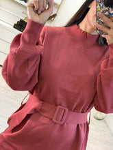 Cargar imagen en el visor de la galería, DIRCE – Vestido suéter terracota con cinto