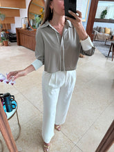 Cargar imagen en el visor de la galería, MUNICH - Blusa olivo