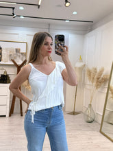Cargar imagen en el visor de la galería, ELISA – Blusa blanca cruzada con olán
