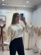 Cargar imagen en el visor de la galería, VANESSA – Blusa satinada champaña de manga larga
