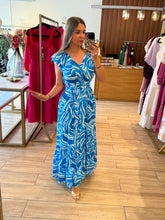 Cargar imagen en el visor de la galería, CELANDINE - Maxi vestido azul estampado