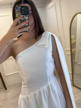 Cargar imagen en el visor de la galería, SAFFRON - Maxi vestido blanco asimetrico