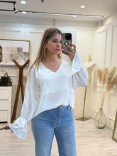 Cargar imagen en el visor de la galería, LILIANA – Blusa blanca de manga larga con puño de olán