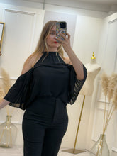 Cargar imagen en el visor de la galería, ÓNIX – Blusa negra halter plisada