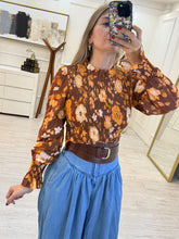 Cargar imagen en el visor de la galería, CIRILA - Blusa café estampado floral