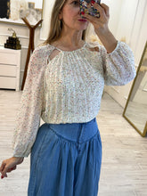Cargar imagen en el visor de la galería, PATRICIA - Blusa beige plisada y estampada