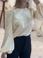Cargar imagen en el visor de la galería, VANESSA – Blusa satinada champaña de manga larga