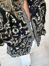 Cargar imagen en el visor de la galería, IVANNA - Chamarra estampada