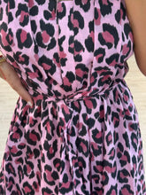 Cargar imagen en el visor de la galería, DANIKA - Vestido midi rosa animal print