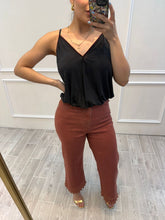 Cargar imagen en el visor de la galería, DELFINA - Blusa negra tirantes