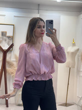 Cargar imagen en el visor de la galería, BARBARA – Blusa rosa de manga larga con cintura fruncida