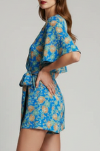 Cargar imagen en el visor de la galería, GALENKA - jumper azul con estampado floral, escote en "V" cruzado, mangas acampanadas y lazo en la cintura.