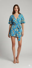 Cargar imagen en el visor de la galería, GALENKA - jumper azul con estampado floral, escote en "V" cruzado, mangas acampanadas y lazo en la cintura.