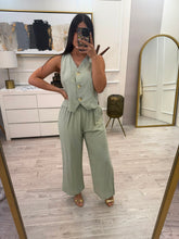 Cargar imagen en el visor de la galería, GENEVIEVE - Set con chaleco verde claro