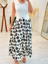 Cargar imagen en el visor de la galería, PAISLEY - Vestido blanco con lunares