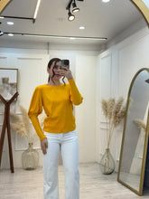Cargar imagen en el visor de la galería, LUCRECIA – Blusa mostaza acanalada manga abullonada
