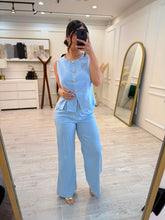 Cargar imagen en el visor de la galería, BRISTOL - Set blusa y pantalón azul claro