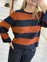 Cargar imagen en el visor de la galería, LUZ - Blusa rayas rojo manga larga