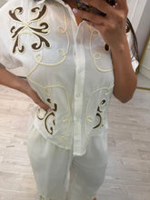 Cargar imagen en el visor de la galería, CRESSIDA - Set blusa y pantalón blanco