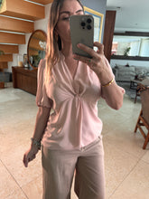Cargar imagen en el visor de la galería, MIRANDA - Blusa nude