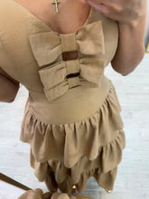 Cargar imagen en el visor de la galería, KALINDA - Maxi vestido khaki moños