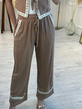 Cargar imagen en el visor de la galería, SIDONIA - Set blusa y pantalon cafe