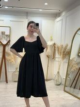Cargar imagen en el visor de la galería, DÁNAE – Vestido midi negro con manga mariposa