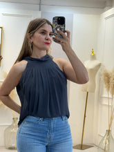 Cargar imagen en el visor de la galería, GRISEL – Blusa gris halter plisada con lazo