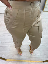 Cargar imagen en el visor de la galería, BRUNA - Pantalon khaki satinado