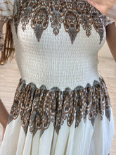 Cargar imagen en el visor de la galería, SEMÍRAMIS – Maxi vestido crema con estampado café y smock