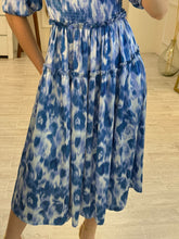 Cargar imagen en el visor de la galería, CORALINE - Maxi vestido estampado azul