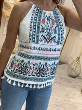 Cargar imagen en el visor de la galería, BIANCA – Blusa halter crema con estampado bordado y borlas
