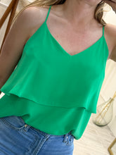 Cargar imagen en el visor de la galería, VERONICA – Blusa verde de tirantes en capas