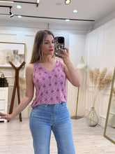 Cargar imagen en el visor de la galería, SANDRA – Blusa sin mangas con estampado geométrico vino y rosa