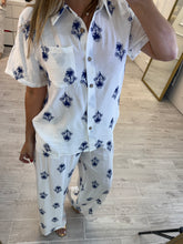 Cargar imagen en el visor de la galería, OKSANA - Set pantalon y blusa estampado flores