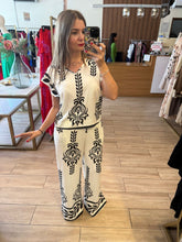 Cargar imagen en el visor de la galería, DEBORA - Set pantalón y blusa blanco con negro
