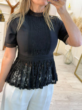 Cargar imagen en el visor de la galería, ESTHER - Blusa negra manga corta