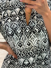 Cargar imagen en el visor de la galería, CONSTANZA - Vestido corto estampado blanco y negro