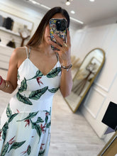 Cargar imagen en el visor de la galería, ANTÍOPE – Maxi vestido blanco con hojas tropicales