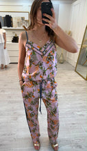 Cargar imagen en el visor de la galería, LORELEI - Set blusa y pantalón rosa estampado tropical