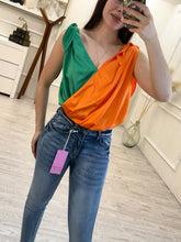 Cargar imagen en el visor de la galería, LEONELLA - Panti blusa naranja con verde