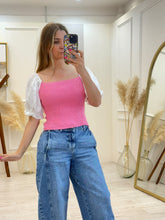 Cargar imagen en el visor de la galería, HARLOW - Blusa rosa con mangas blancas