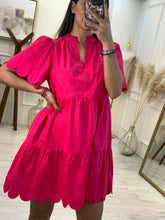 Cargar imagen en el visor de la galería, DORIS – Vestido corto rosa con orillas onduladas