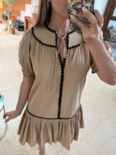 Cargar imagen en el visor de la galería, LEILANI - Vestido corto khaki detalles negros