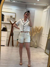 Cargar imagen en el visor de la galería, MONIQUE - Set short y blusa hueso con detalles negros