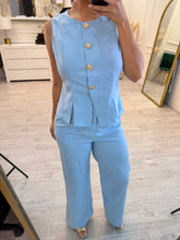 Cargar imagen en el visor de la galería, BRISTOL - Set blusa y pantalón azul claro