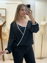 Cargar imagen en el visor de la galería, ANDREA – Blusa negra cruzada con ribete blanco