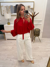 Cargar imagen en el visor de la galería, MATTHEA - Blusa roja manga larga