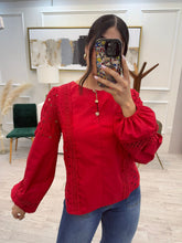 Cargar imagen en el visor de la galería, YURI - Blusa roja manga larga
