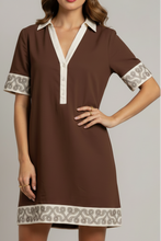 Cargar imagen en el visor de la galería, FIRUZAH - Vestido corto café con detalles claros en cuello y orillas. Manga corta y corte recto.